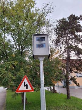 Poškodovan radar v Radomljah pri kulturnem domu v Radomljah